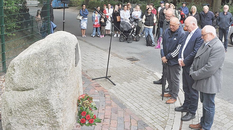 Stadtpastor Ralph Knöfler (von rechts), Bürgermeister Claus-Peter Horst, der 1. Vorsitzende des Sinti-Vereins Ostfriesland, Michael Wagner, sowie der 2. Vorsitzende Ingo Linnemann legten Blumen am Gedenkstein am Königskamp nieder. Foto: Wolters