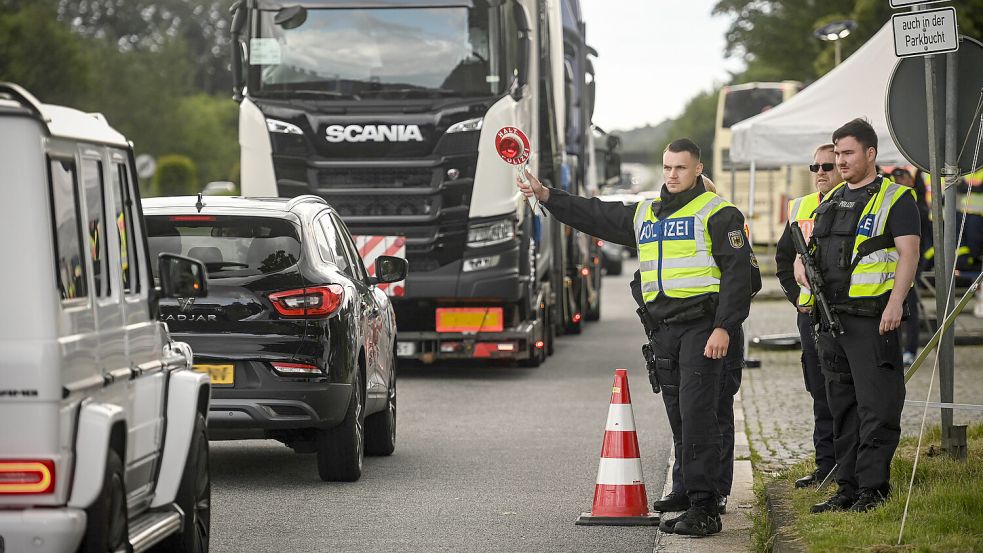 Schon während der Fußball-Europameisterschaft im Sommer gab es Kontrollen der Bundespolizei an der niederländisch-deutschen Grenze. Ab dem 16. September könnte es wieder ähnliche Bilder geben. Foto: van Offern/Imago Images