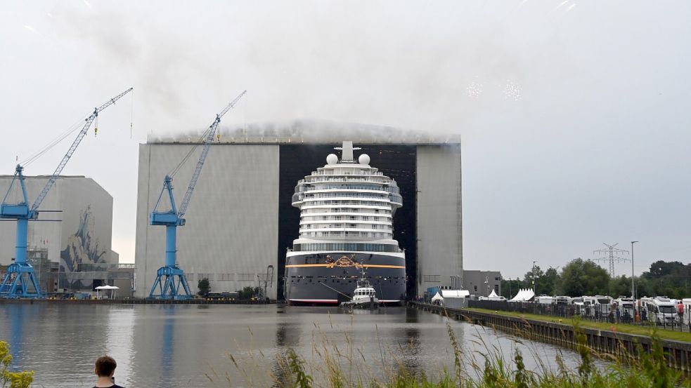 Das Kreuzfahrtschiff „Disney Treasure“verlässt an diesem Samstag das Baudock der Papenburger Meyer Werft. Foto: Lohmann