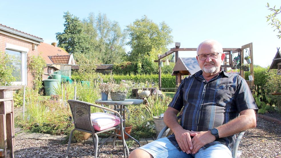 Bernhard Gerdes in seinem idyllischen Garten am Rande von Burhafe. Foto: Oltmanns