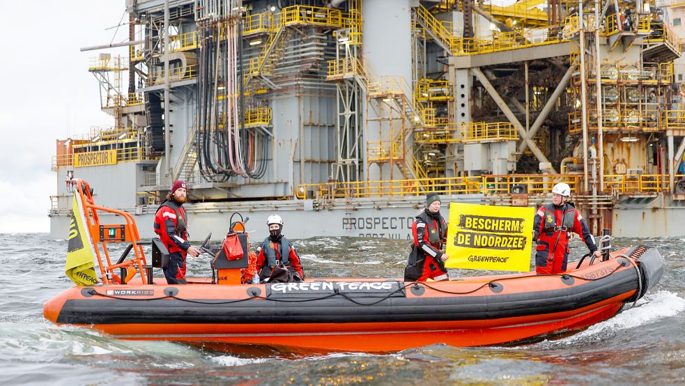 Greenpeace-Aktivisten hatten in diesem Jahr auf hoher See gegen das Gasprojekt protestiert. Foto: Heimken/Greenpeace