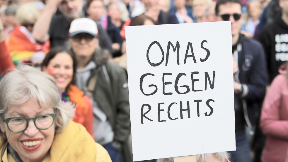 Auch in Ostfriesland profitieren unter anderem die „Omas gegen Rechts“ vom Beratungsangebot der Mobilen Beratung gegen Rechtsextremismus. DPA-Symbolfoto: Thelen