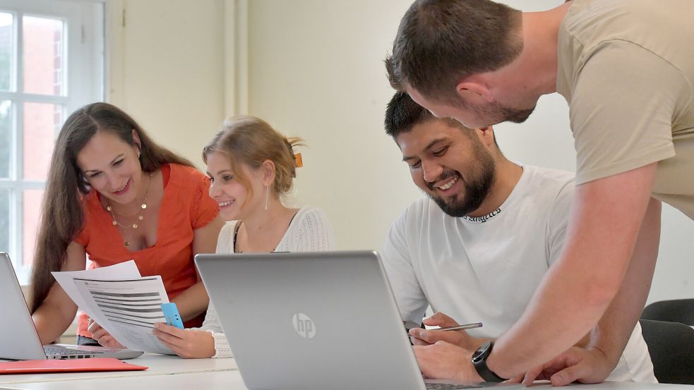 Jaqueline Hank (links) und Tobias Remmers (rechts) von der Akademie Überlingen unterstützen die Auszubildenden Lara Hippen und Seyed Reza Hosseini. Foto: Ortgies