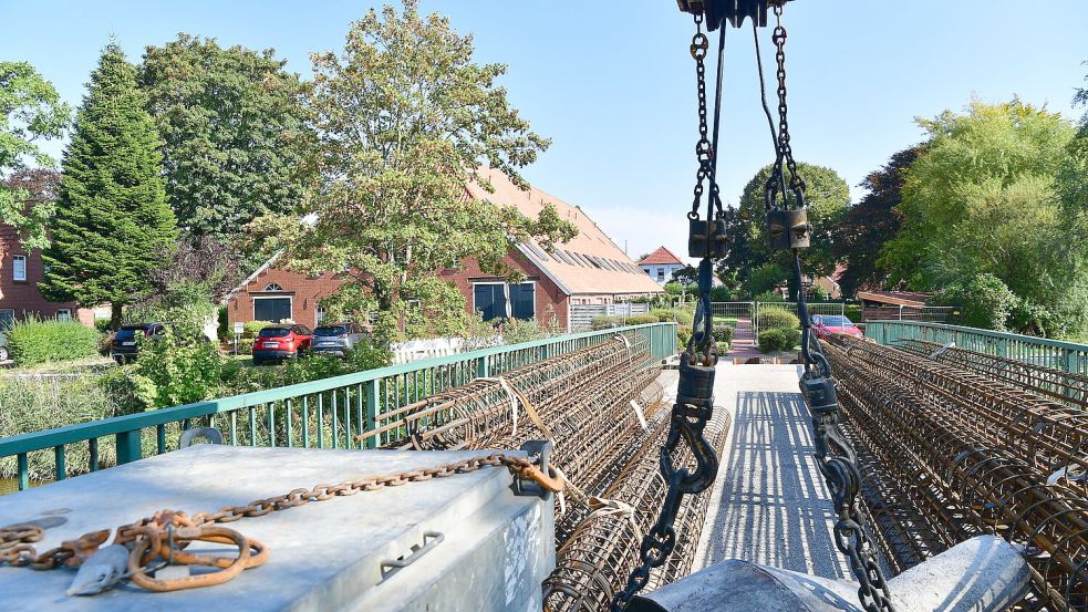 Die Brücke am Pilsumer Weg in Greetsiel wird derzeit saniert. Anwohner kritisieren mangelnde Einbeziehung der Bürger. Links im Bild ist der Gulfhof zu sehen, dessen Giebel eigentlich diesen Sommer saniert werden sollte. Foto: Wagenaar