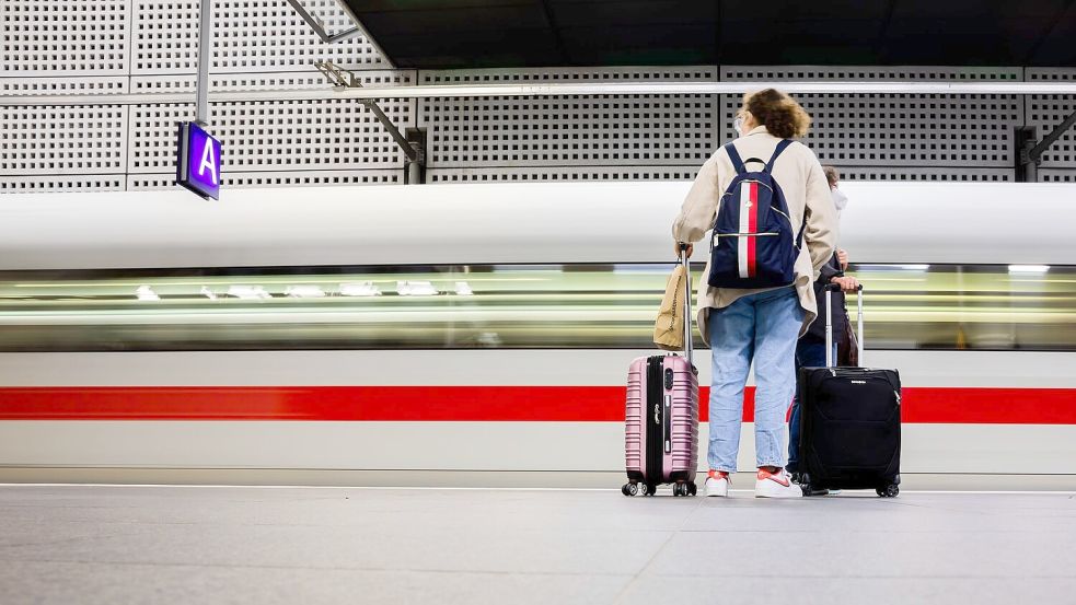 Wer mit der Bahn unterwegs ist, braucht Geduld (Archivfoto). Foto: Christoph Soeder/dpa/dpa-tmn