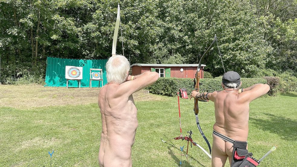 Nackt beim Bogenschießen: Hermann Krämer (links) und Rainer Grobstieg. Foto: Lars Laue