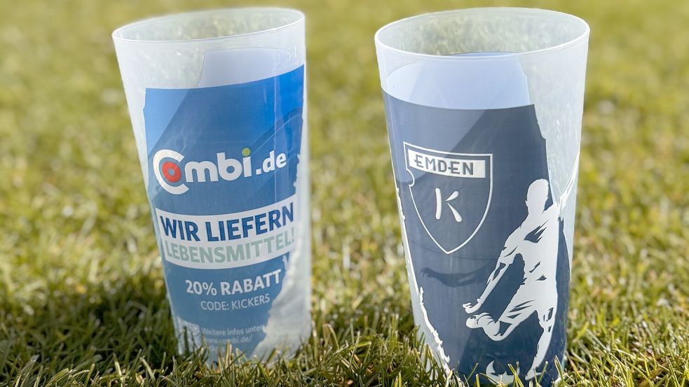 Diese Mehrwegbecher gibt es ab sofort im Ostfrieslandstadion. Sie bieten einen doppelten Mehrwert für die Fans. Foto: Verein