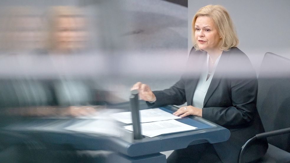 Hat die Grenzkontrollen erst eine Woche vor dem Start angeordnet: Bundesinnenministerin Nancy Faeser (SPD). Foto: Kappeler/DPA