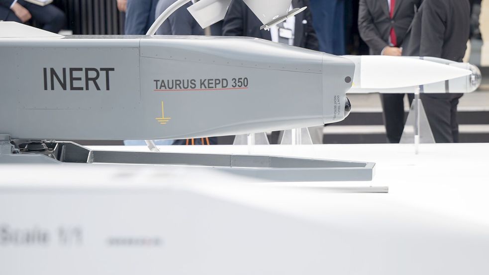 Ein Modell des Marschflugkörpers Taurus. (Archivbild) Foto: Sebastian Christoph Gollnow/dpa