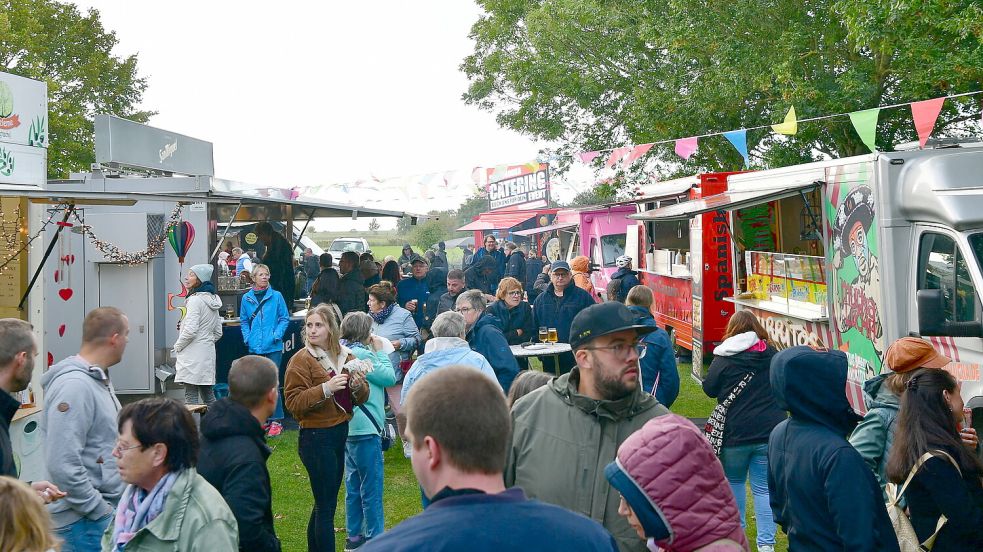 Schon am Freitag zog es viele Besucherinnen und Besucher zum Street-Food-Festival nach Greetsiel. Foto: Wagenaar