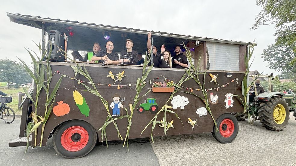 Insgesamt 53 Wagen nehmen am Ernteumzug durch Klostermoor und Hahnentange teil. Fotos: Zein