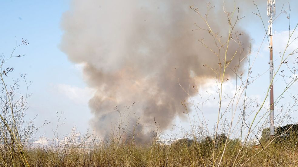 Nach dem Einschlag von Teilen einer Huthi-Rakete ist in Israel ein Feuer ausgebrochen. Foto: Ilia Yefimovich/dpa