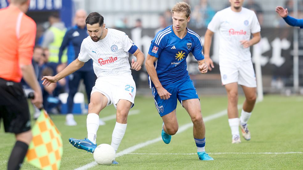 Kickers Emden (blaues Trikot David Schiller) hat das Heimspiel gegen Holstein Kiel II verloren. Foto: Doden, Emden