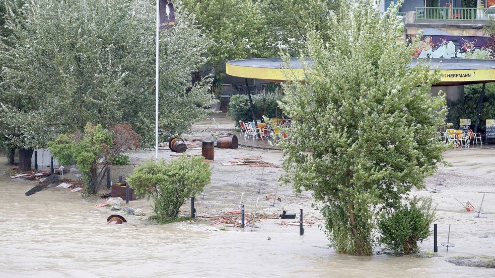 Auch in Wien sind manche Wege überflutet. Foto: Heinz-Peter Bader/AP/dpa