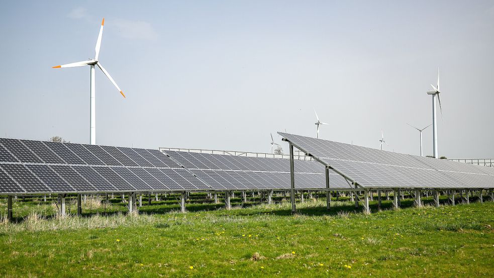 Ist das das Bild der Zukunft fürs Wittmunder Stadtgebiet? Das Foto aus Leisnig (Sachsen) zeigt Windkraftanlagen und Photovoltaikmodule in unmittelbarer Nähe zueinander. Foto: Woitas/dpa