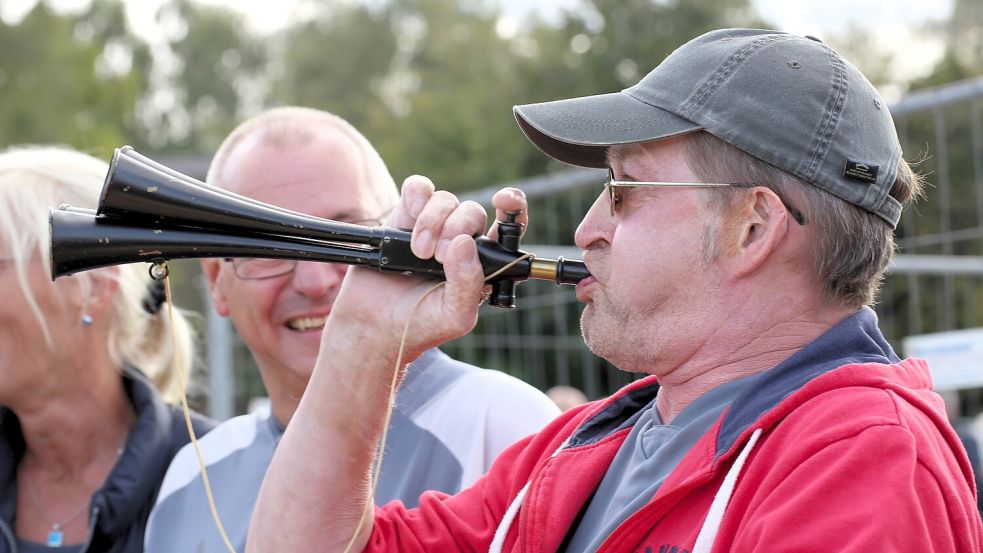 Fredi Schuster sorgt für Stimmung: Auch die Fans haben beim „Jonny Fuchs Flunky Ball Cup“ alles gegeben. Foto: Böning