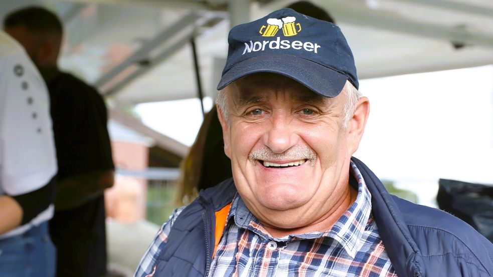 Greenkeeper Garrelt Bohlen vom SuS Strackholt hat mit seinem Team die beiden Spielfelder markiert. Foto: Böning