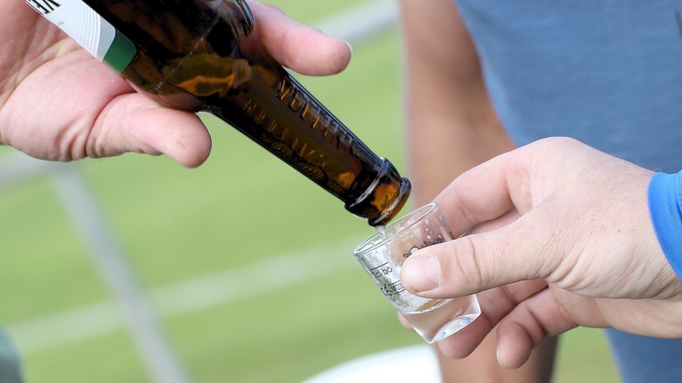 Nur wenn die Flasche samt Schaum leerer als ein Schnapsglas ist, gilt die Flasche als leer. Wenn nicht, gibt es ein Strafbier. Foto: Böning