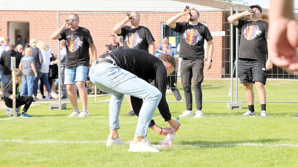 Das Spielprinzip: Trifft ein Team die Flasche in der Mitte mit dem Ball, darf das Team trinken – und die Gegner müssen die Flasche schnell wieder aufstellen. Foto: Böning