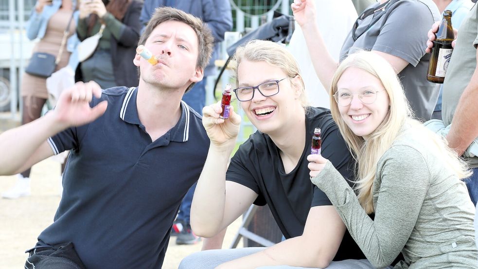 Gute Stimmung herrschte auch bei den Zuschauern und bei den wartenden Teams am Spielfeldrand. Foto: Böning