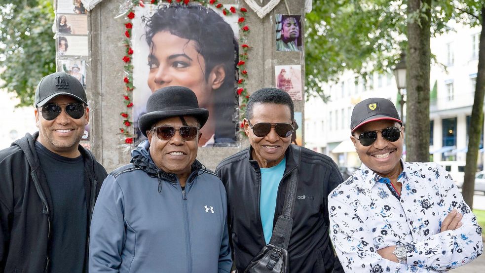 Tito Jackson (Zweiter von links) war mit seinen Brüdern Jackie und Marlon sowie seinem Sohn Taryll erst vor einer Woche in München. (Archivbild) Foto: Lennart Preiss/dpa