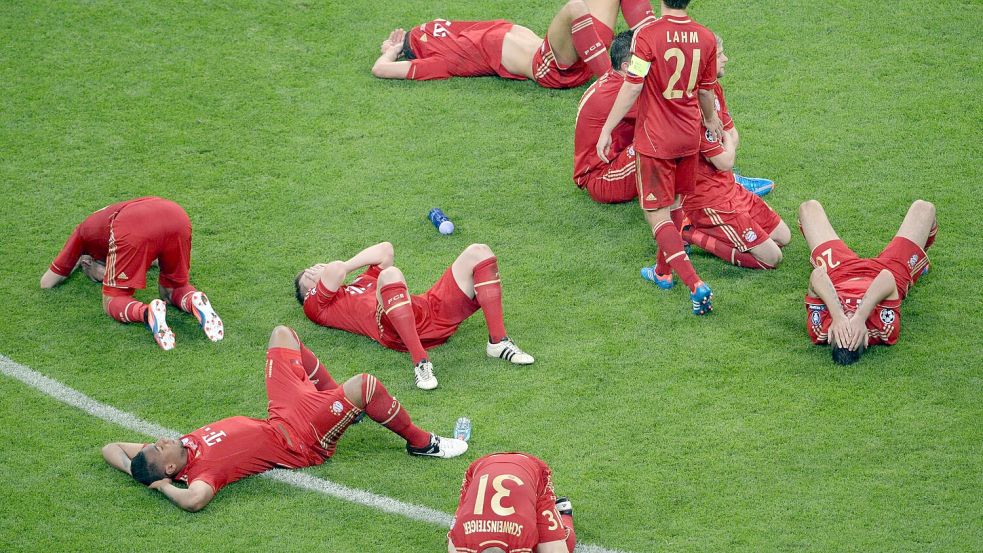 Die Bayern-Profis am Boden: Szene nach dem verlorenen Finale 2012. Foto: picture alliance / dpa