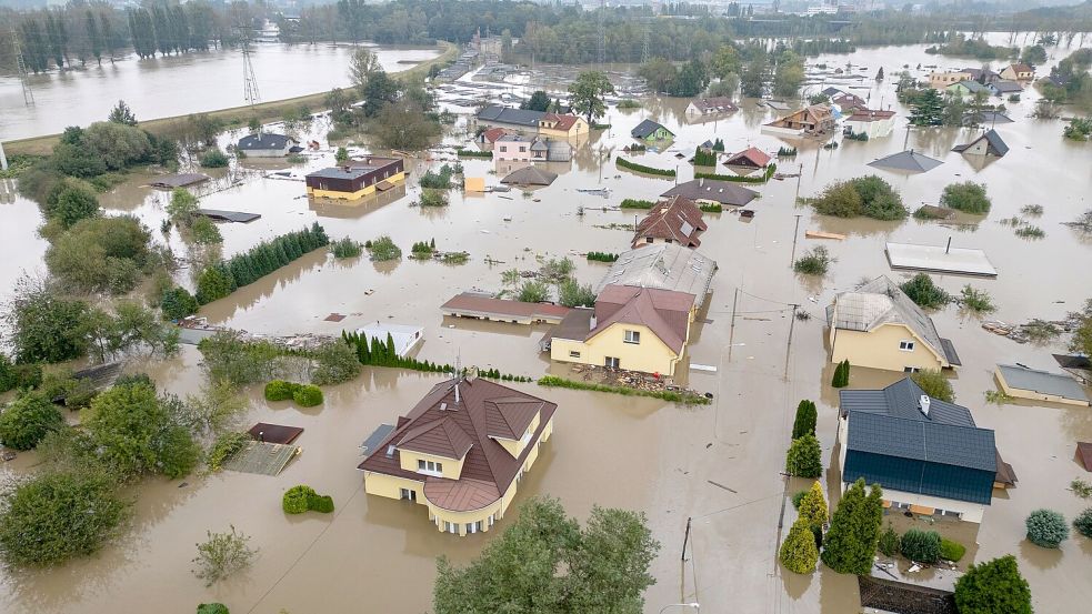 In Tschechien sind Ortschaften sind teils zu 80 Prozent überflutet. Foto: Darko Bandic/AP/dpa