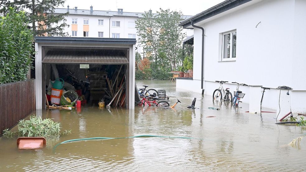 Keller, Erdgeschosse und Garagen sind in Niederösterreich überschwemmt. Foto: Helmut Fohringer/APA/dpa