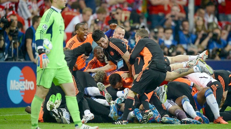 Manuel Neuer nach dem verlorenen Finale 2012 in München. Im Hintergrund jubeln die Spieler des FC Chelsea. Foto: Marcus Brandt/dpa