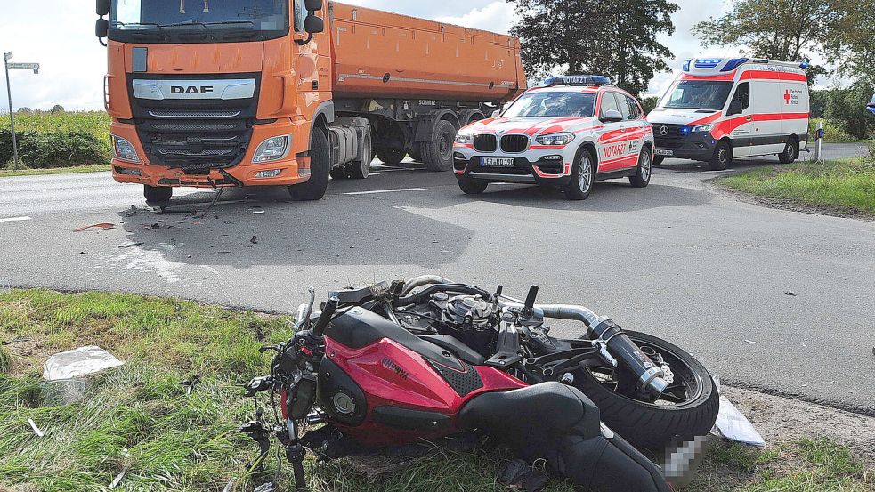 Bei einem Unfall in Leer sind ein Lkw und ein Motorradfahrer zusammengestoßen. Foto: Wolters