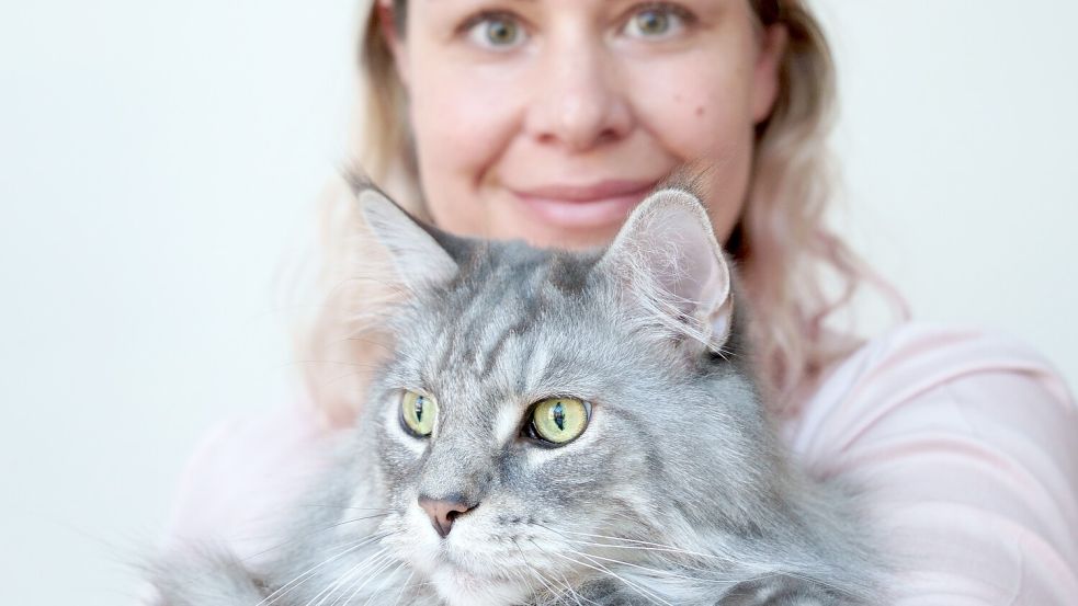 Bevor Xenia Dirksen begann, sich für die Arbeit mit Katzen ausbilden zu lassen, fuhr sie zur See – als nautischer Offizier auf Containerschiffen bei verschiedenen Reedereien. Foto: Akka Fotografie