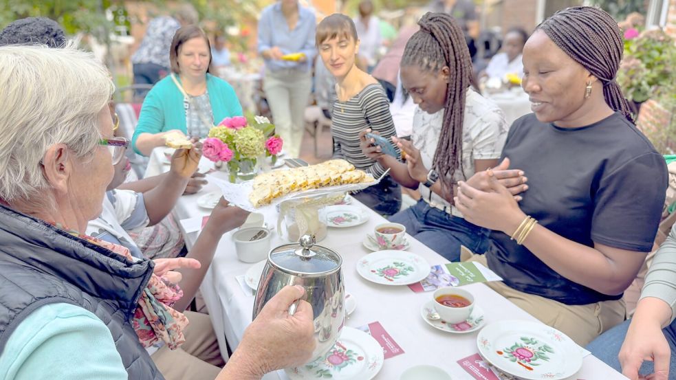 Drei Tassen müssen sein. Der Ostfriesentee schmeckte den Frauen aus Uganda.