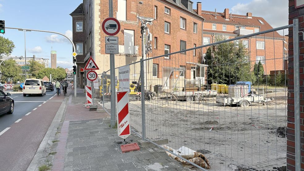 Wohnen in zentraler Lage: Ein neues Mehrparteienhaus soll an der Abdenastraße entstehen. Aktuell laufen die Erdarbeiten. Foto: Hanssen