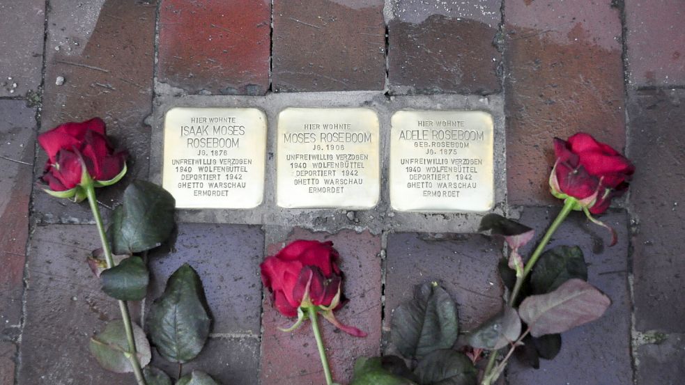 In Gedenken an die im Holocaust ermordeten Juden sind seit den 1990er Jahren deutschlandweit mehr als 110.000 Stolpersteine verlegt worden. Auch in Leer wird auf diese Weise an die Schicksale jüdischer Mitbürger erinnert. Foto: Wolters/Archiv