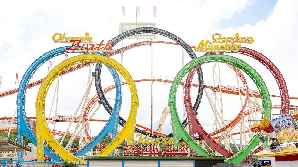 Beim Aufbau der legendären „Olympia Looping“-Achterbahn wurde ein Arbeiter tödlich verletzt. Foto: Lennart Preiss/dpa