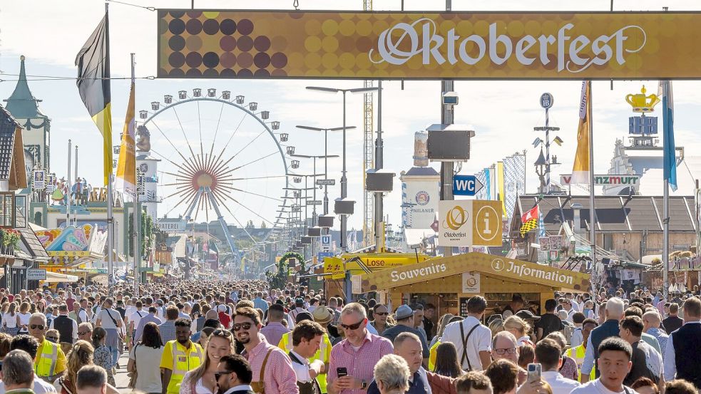 Ab Samstag wird wieder - wie hier im vergangenen Jahr - ein Ansturm aufs Oktoberfest erwartet. (Archivbild) Foto: Peter Kneffel/dpa