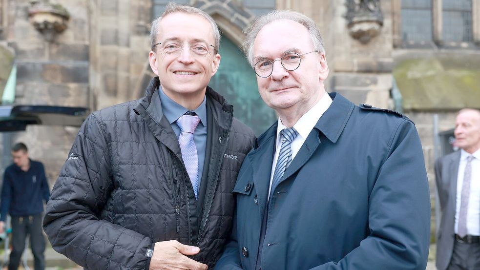 Da war der Fahrplan von Intel noch klarer: Pat Gelsinger und Reiner Haseloff bei einem Treffen in Magdeburg im Dezember 2022. Foto: Peter Gercke/dpa