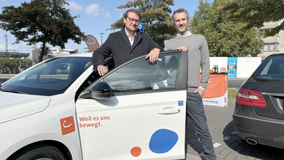 Oberbürgermeister Tim Kruithoff (links) und Cambio-Bremen-Geschäftsführer Lasse Schulz eröffneten gemeinsam die Emder Carsharing-Station am Bahnhof. Fotos: Hanssen