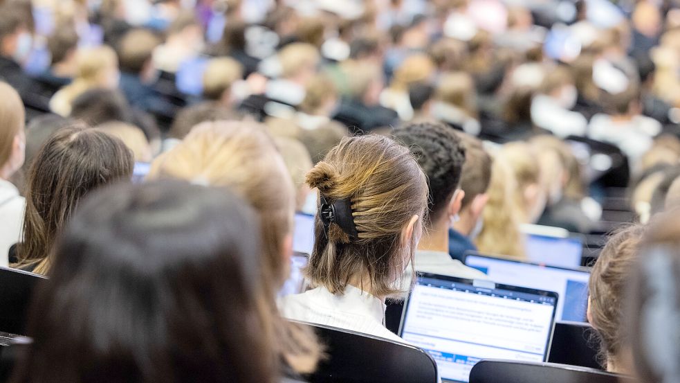 Aktuell werden in Niedersachsen noch Langzeitstudiengebühren fällig. Eine Abschaffung ist zwar geplant, aber der Zeitpunkt noch ungewiss. Foto: Rolf Vennenbernd/dpa