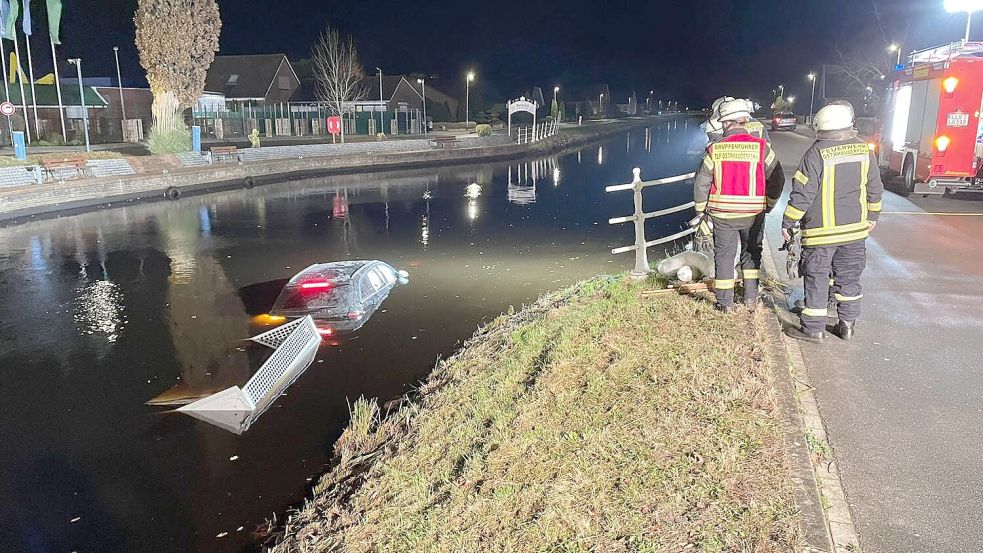 Bei diesem Unfall in Ostrhauderfehn 2023 konnte der Fahrer sich selbst aus dem Wagen im Kanal befreien. Foto: Feuerwehr/Archiv