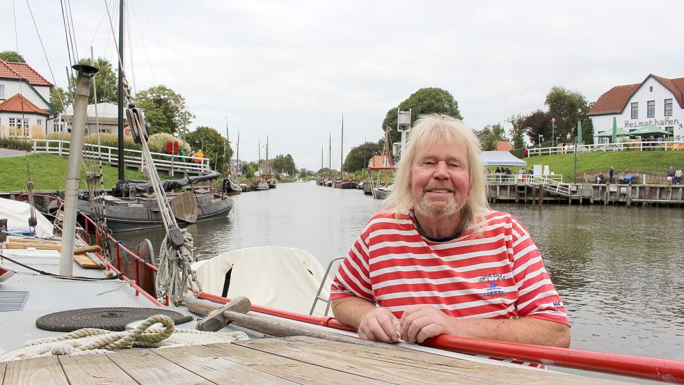 Achim Uphoff zu Hause, auf seiner „Hoop op Zegen“ im Carolinensieler Museumshafen. Foto: Oltmanns