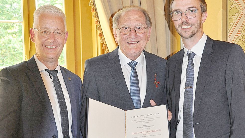 Eine hohe Auszeichnung hat Jann de Buhr (Mitte) erhalten. Bei Verleihung des Bundesverdienstkreuzes durch Landrat Matthias Groote wirkte der Moormerländer Bürgermeister Hendrik Schulz mit. Foto: Wolters