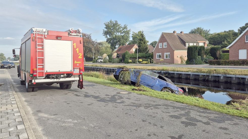 Nach dem schweren Unfall am Montagmorgen auf dem Untenende in Ostrhauderfehn fordern Anwohner erneut, dass die Straße für alle Verkehrsteilnehmer sicherer werden muss. Erst im November 2023 und im Mai 2024 gab es auf dem Untenende zwei Unfälle, bei denen jeweils ein Auto im Kanal gelandet ist. Foto: Feuerwehr/Block