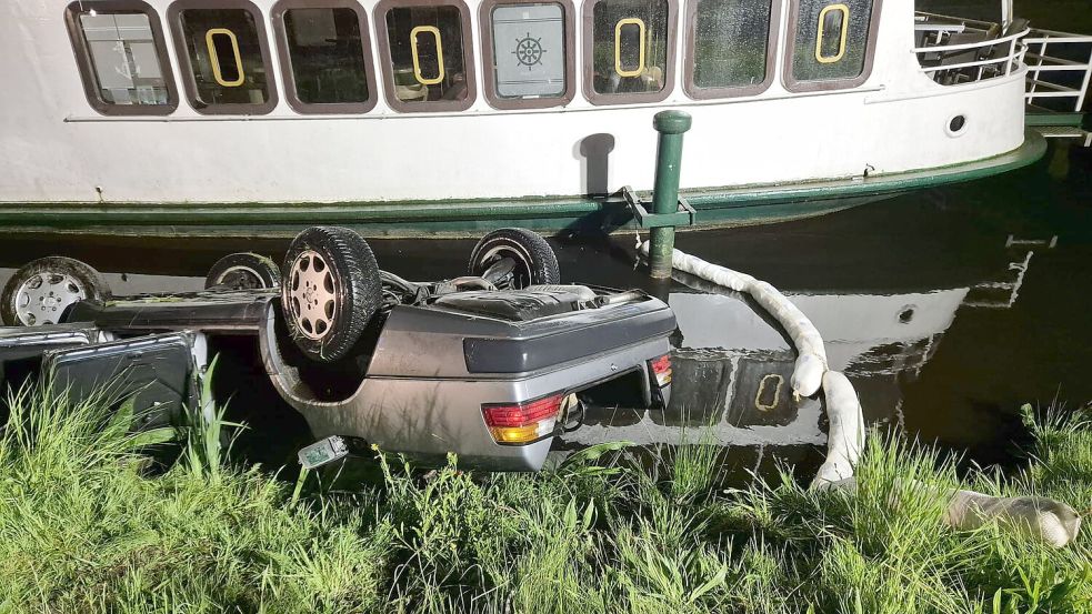 Erst im Mai 2024 war ein junger Fahrer mit seinem Wagen direkt beim Dampfschiff am Untenende in Ostrhauderfehn im Kanal gelandet. Archivfoto: Feuerwehr Ostrhauderfehn