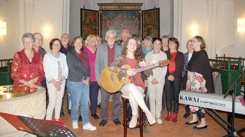 Gemeinsamer Auftritt in der Strackholter Kirche: Song-Poetin Silvia Sinning (mit Gitarre) vor „ihrem Chor Gaudeamus“. Foto: privat