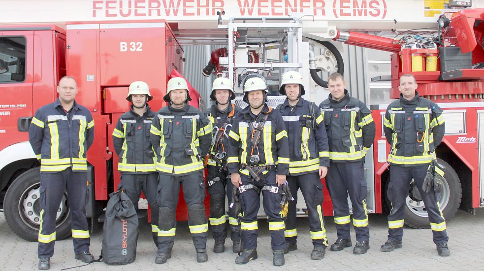 Am Boden stellten sich der stellvertretende Stadtbrandmeister Steffen Voß (von links) Gunnar Lüürsen, Peter Meyer, Timo Röskens, Markus Vry, Dennis Modder, Sven Fisser und Rene Kotulla zum Foto auf. Es fehlen Mark Bruns und Nils Düring. Fotos: privat