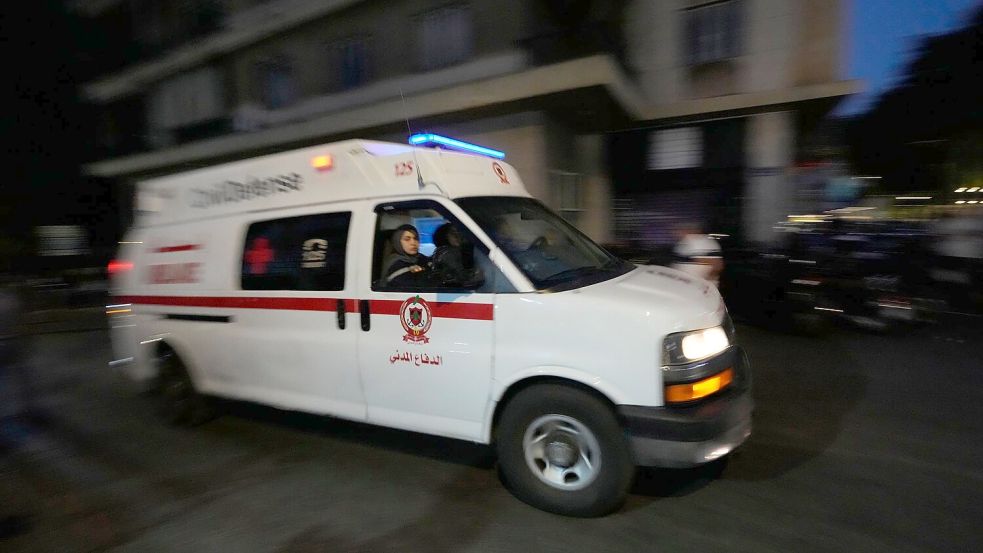 Dutzende Krankenwagen sind nach den Explosionen im Libanon im Einsatz Foto: Hassan Ammar/AP/dpa