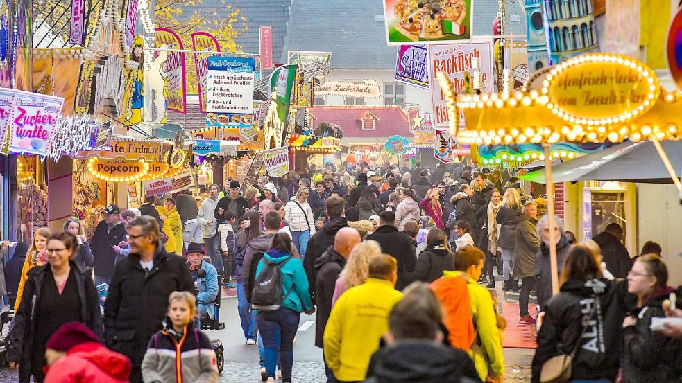 Volle Budenstadt: Der Gallimarkt lockt mehr als eine halbe Million Besucher an. Am Sonntag ab 18 Uhr gibt es eine „Happy Hour“ mit vergünstigten Preisen. Foto: Ortgies