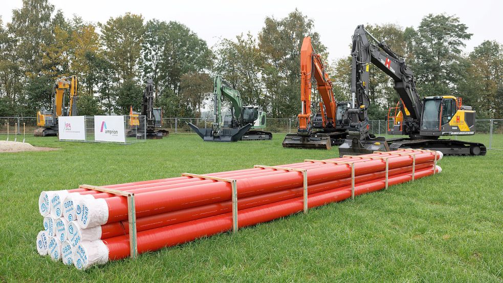 Im Oktober 2023 liegen Leerrohre auf der A-Nord-Baustelle in Meppen. Dort erfolgte der offizielle Spatenstich für das Großprojekt. Foto: Gentsch/DPA