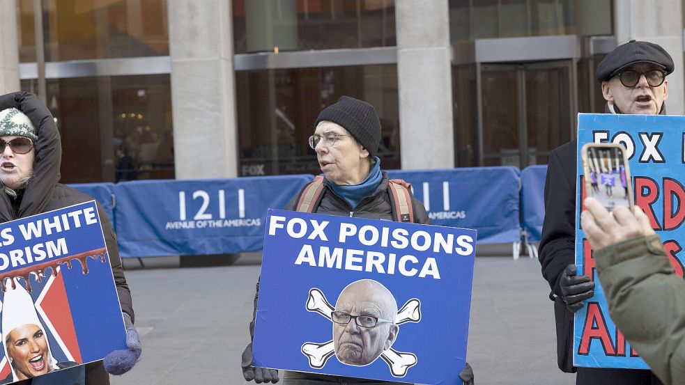 „Fox vergiftet Amerika“ steht über dem Foto von Rupert Murdoch auf dem Plakat einer Demonstrantin. Die Aufnahme stammt aus dem Februar dieses Jahres. Foto: Imago images/ZUMA Press Wire